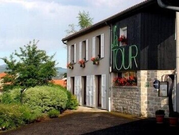 Exterior - Hôtel Restaurant La Tour (Dunieres)