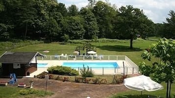 Alberca al aire libre, acceso de 10:00 a 19:00, y camastros