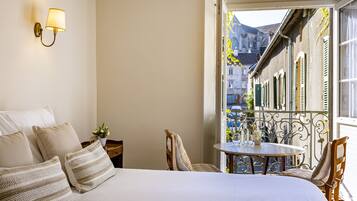 Habitación doble superior | Ropa de cama de alta calidad, edredón, escritorio y wifi gratis