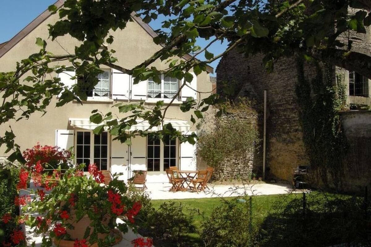 Comfort Cottage | Premium bedding, down comforters, desk, WiFi (free)