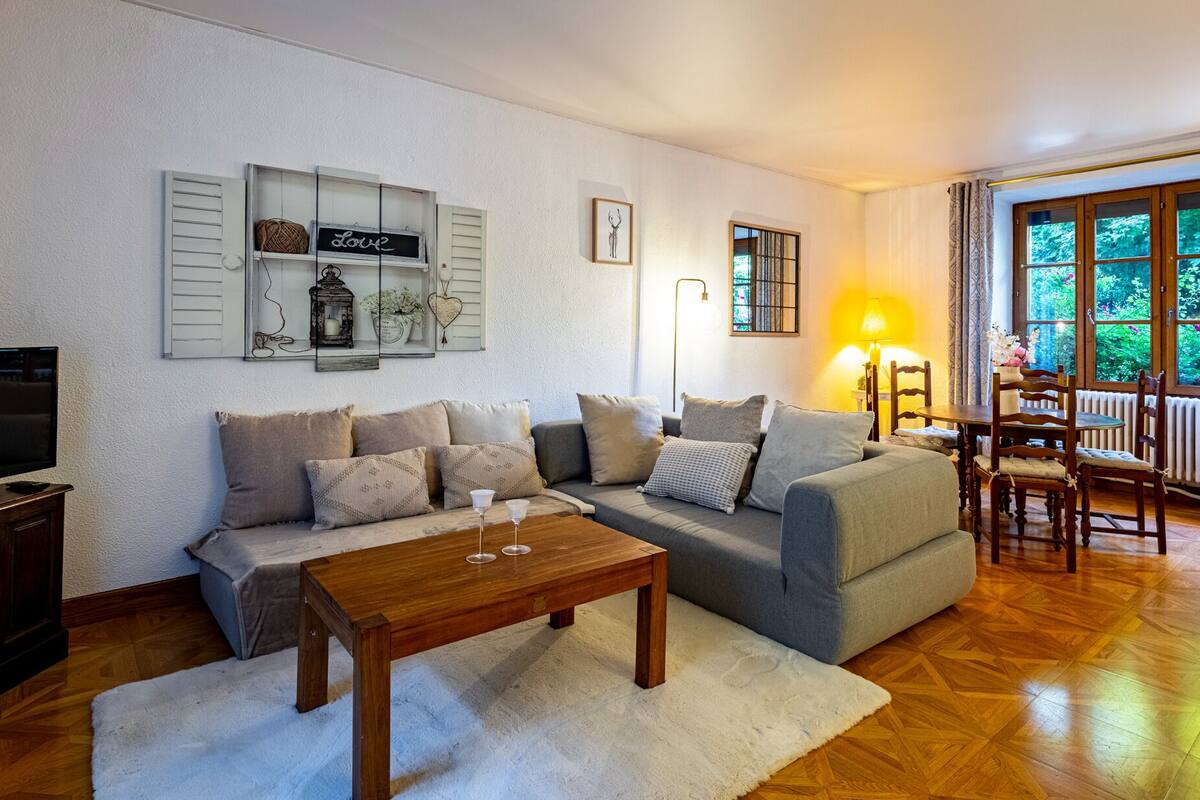 Casa de campo familiar | Área de sala de estar | Televisión LED de 60 pulgadas con canales vía satélite y televisión