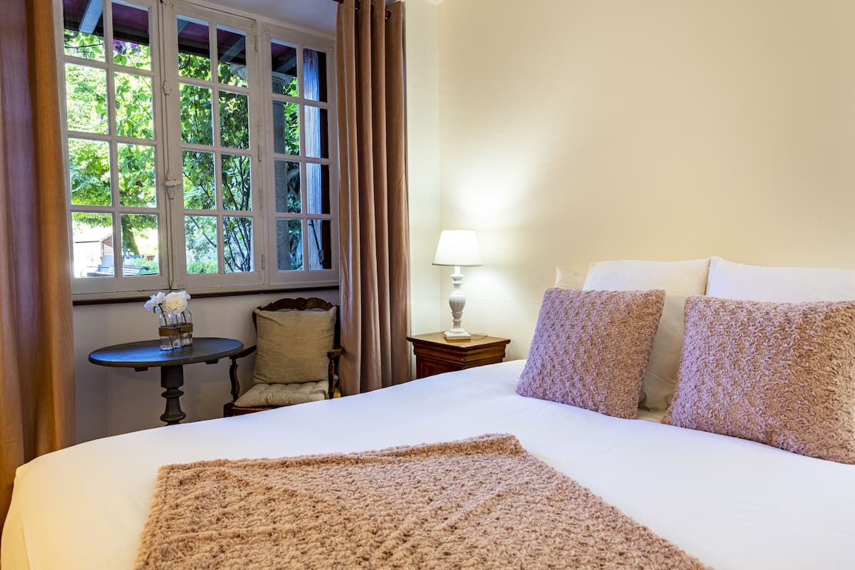Habitación individual Confort | Ropa de cama de alta calidad, edredón, escritorio y wifi gratis