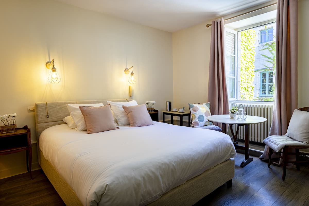 Habitación doble superior | Ropa de cama de alta calidad, edredón, escritorio y wifi gratis