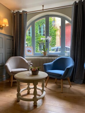 60-tums LED-tv med satellitkanaler och tv