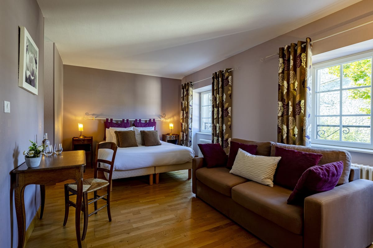 Suite | Ropa de cama de alta calidad, edredón, escritorio y wifi gratis