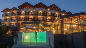 Fachada de la propiedad por la tarde o noche