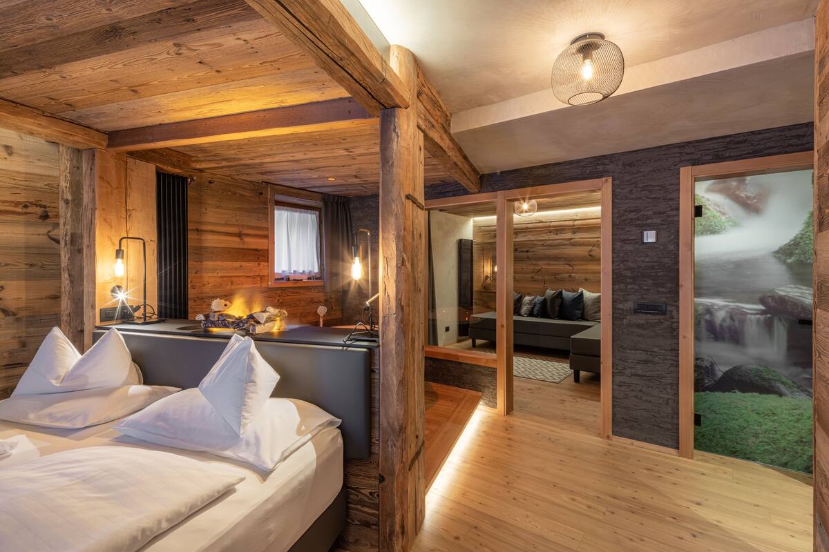 deluxe suite | 1 bedroom, hypo-allergenic bedding, minibar, in-room safe