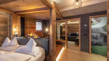 Deluxe Suite | 1 bedroom, hypo-allergenic bedding, minibar, in-room safe