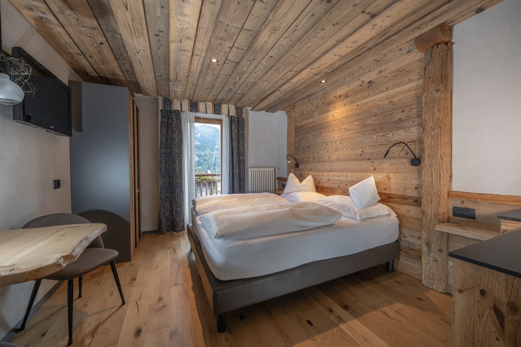 Junior Suite Deluxe Abete | Allergiatestatut vuodevaatteet, minibaari, tallelokero huoneessa