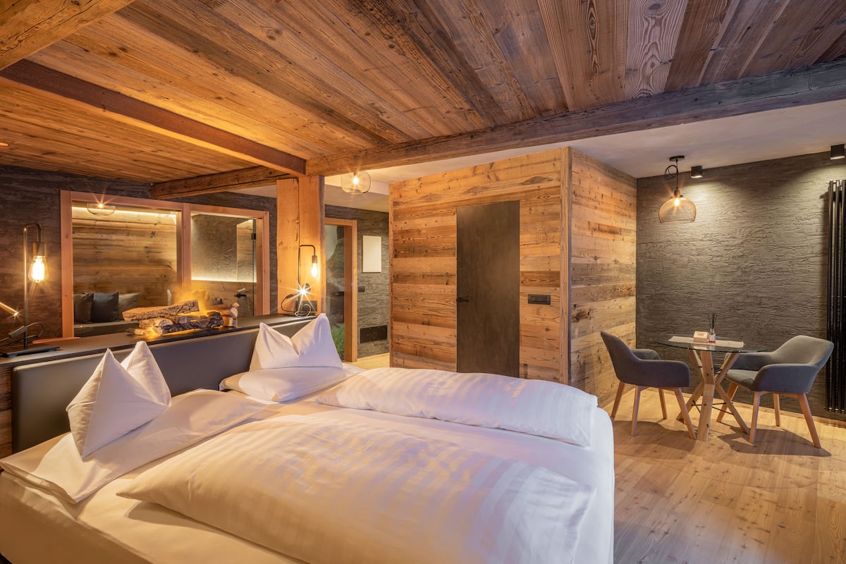 Deluxe Suite | 1 bedroom, hypo-allergenic bedding, minibar, in-room safe