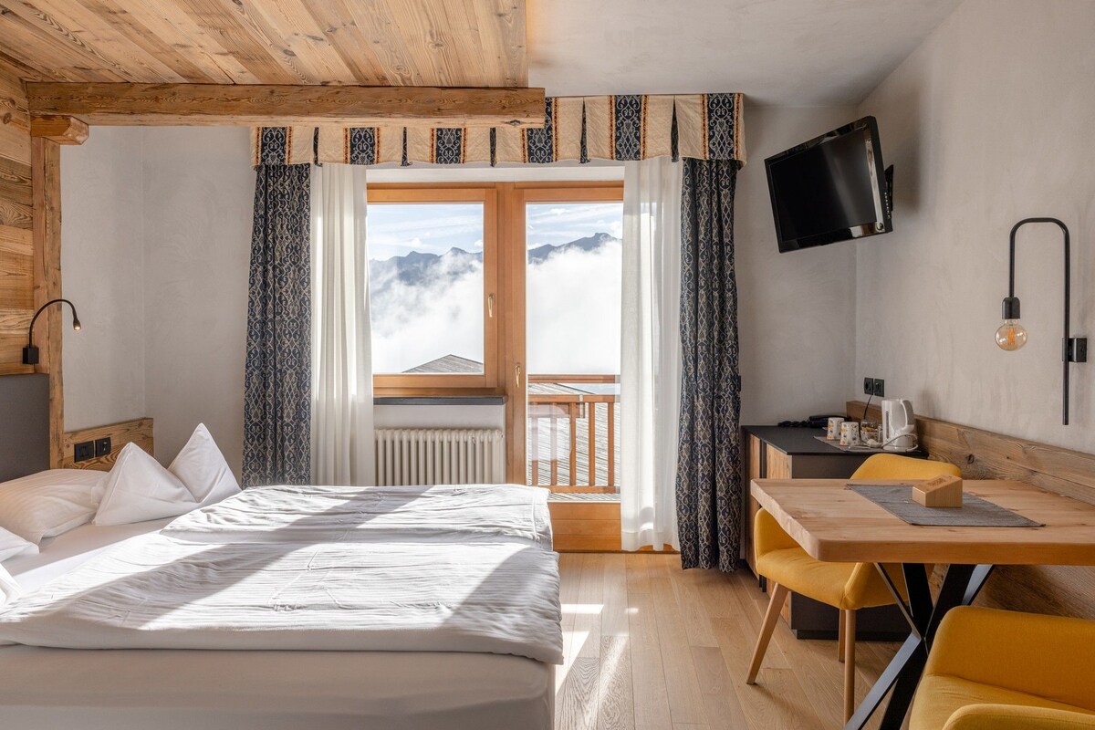 Comfort Double Room, Mountain View | Hypo-allergenic bedding available, minibar, in-room safe, soundproofing
