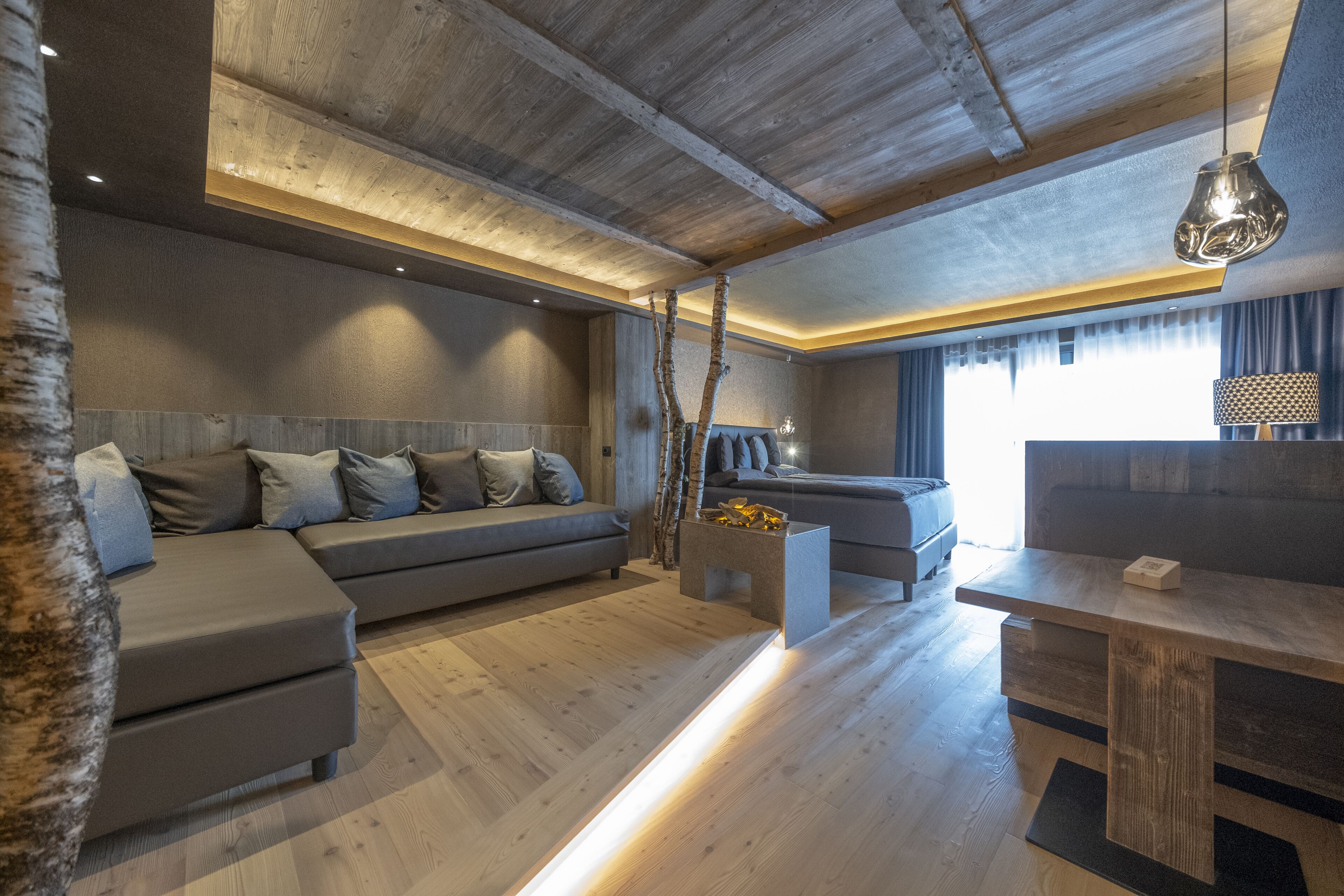 junior suite panoramica con terrazzo, vista montagna | living area | 40-cm flat-screen tv with satellite channels