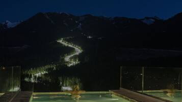 Piscine couverte, piscine extérieure, chaises longues
