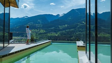 Piscina coperta, piscina all'aperto, lettini