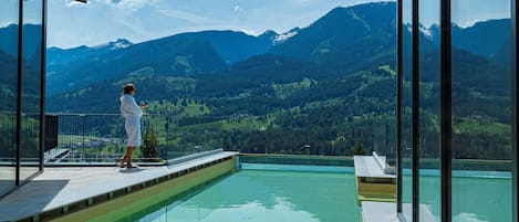 Piscine couverte, piscine extérieure, chaises longues