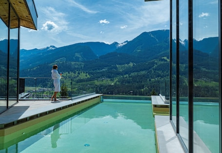 Una piscina techada, una piscina al aire libre