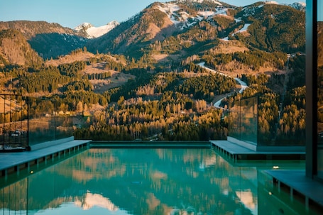 Innenpool, Außenpool, geöffnet von 10:00 Uhr bis 19:30 Uhr, Liegestühle