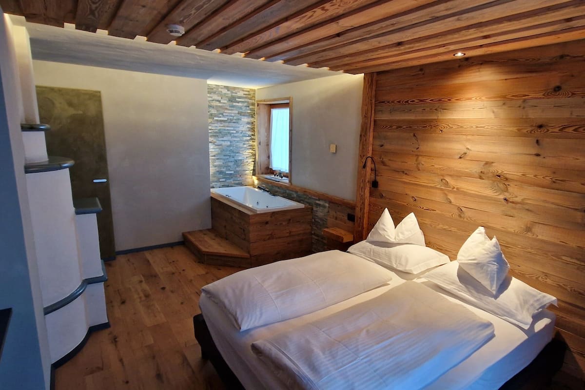 Suite Deluxe con vista | 1 bedroom, hypo-allergenic bedding, minibar, in-room safe