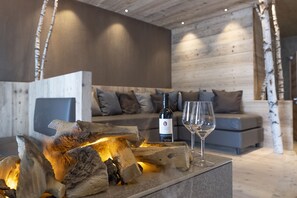 Suite Deluxe La Roccia | Oppholdsområde | En 40-centimeters Flatskjerm-TV med Parabol-TV