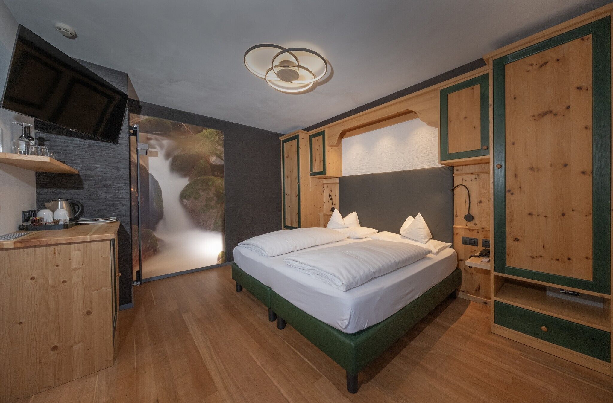 Junior Suite Deluxe Cirmolo | Allergiatestatut vuodevaatteet, minibaari, tallelokero huoneessa