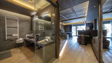 Junior Suite panoramica con terrazzo, vista montagna | 1 ๊ฐ์ ์นจ์ค, ์ ์๊ทน์ฑ ์นจ๊ตฌ, ๋ฏธ๋๋ฐ, ๊ฐ์ค ๋ด ๊ธ๊ณ