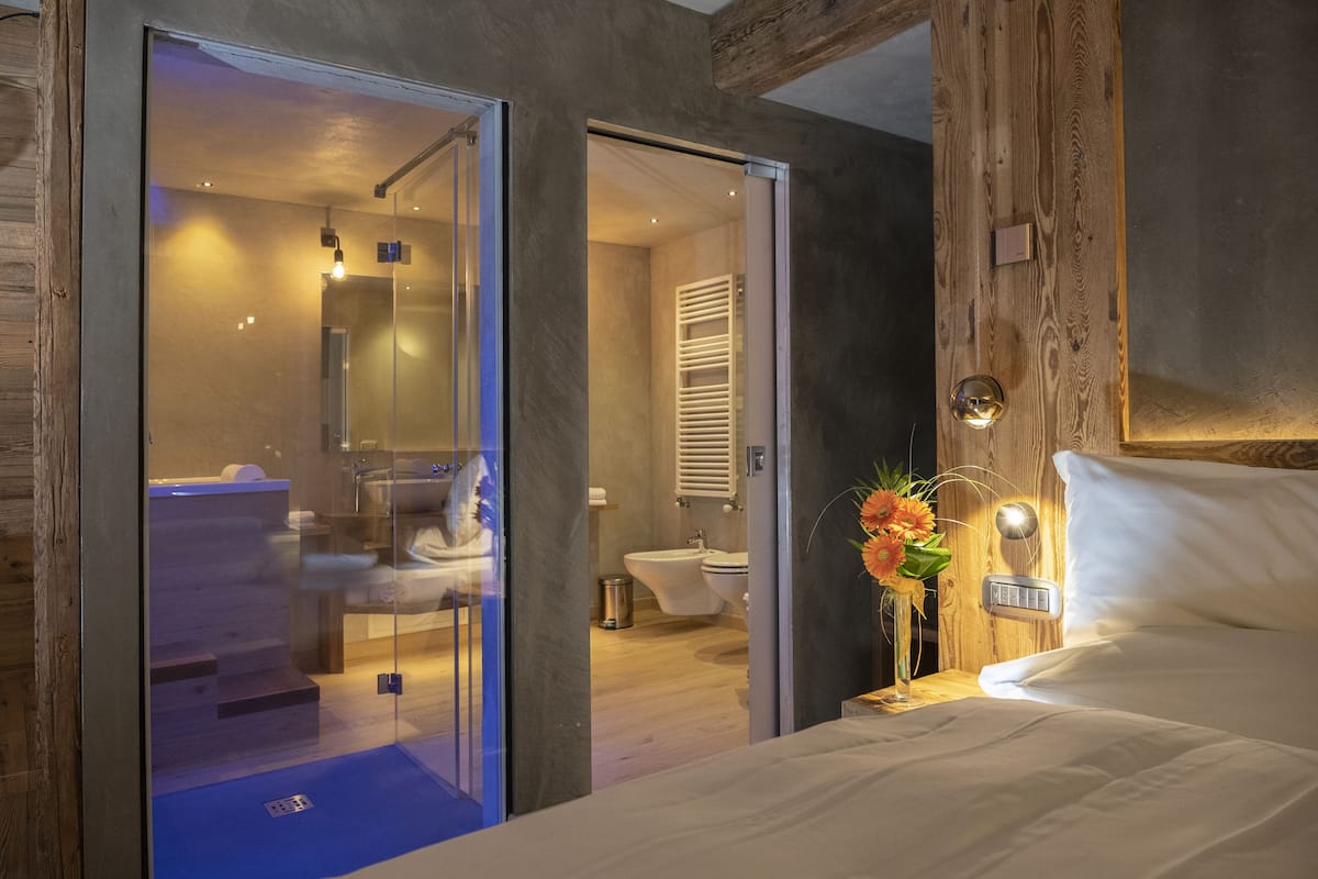 junior suite deluxe, vasca idromassaggio | 1 bedroom, hypo-allergenic bedding, minibar, in-room safe