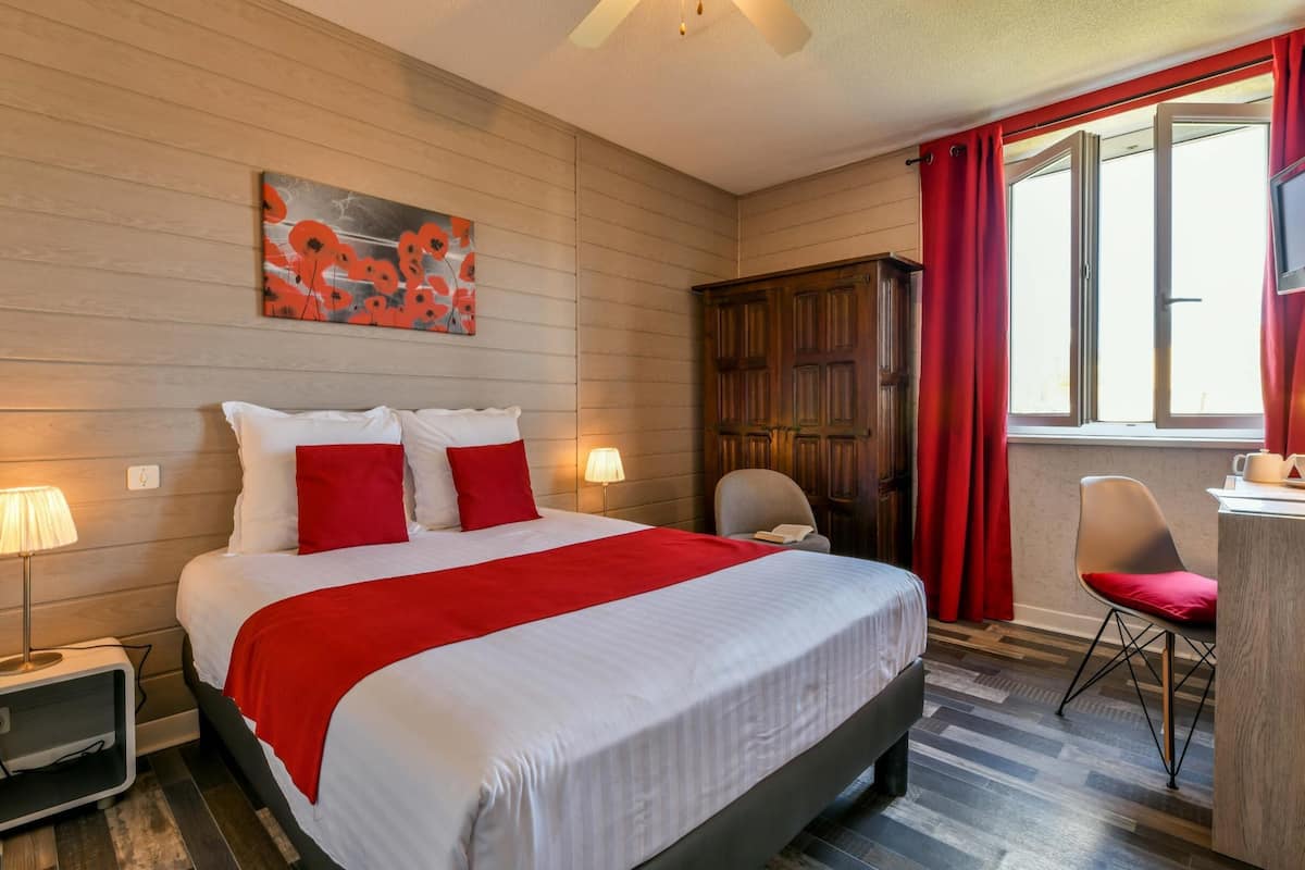 Rollaway beds (surcharge), WiFi (free)
