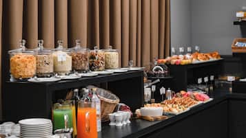 Colazione a buffet, servita tutte le mattine (10 EUR a persona)
