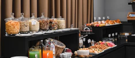 Tägliches Frühstücksbuffet (10 EUR pro Person)