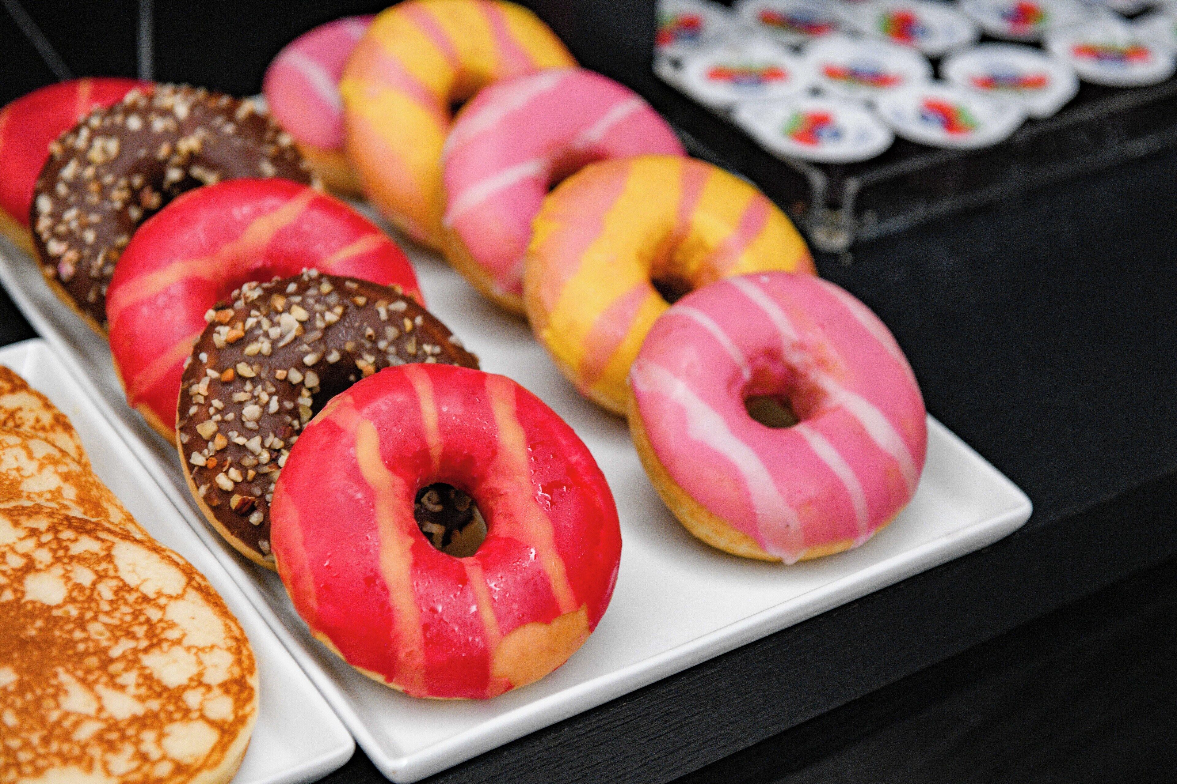 Variedad de donuts en un plato blanco.