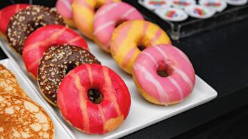 Variedad de donuts en un plato blanco.