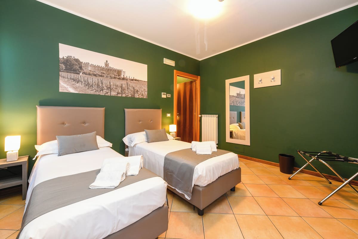 Chambre familiale (for 4 people) | Couette en duvet, bureau, espace de travail pour ordinateurs portables