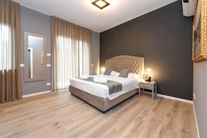 Chambre supérieure double | Couette en duvet, bureau, espace de travail pour ordinateurs portables