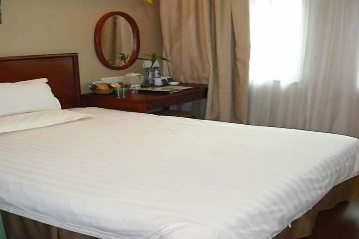 Quarto, 1 cama Queen | Escrivaninha, cortinas blackout, ferros/tábuas de passar roupa