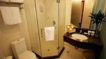 Combined shower/bathtub, free toiletries, hair dryer, slippers