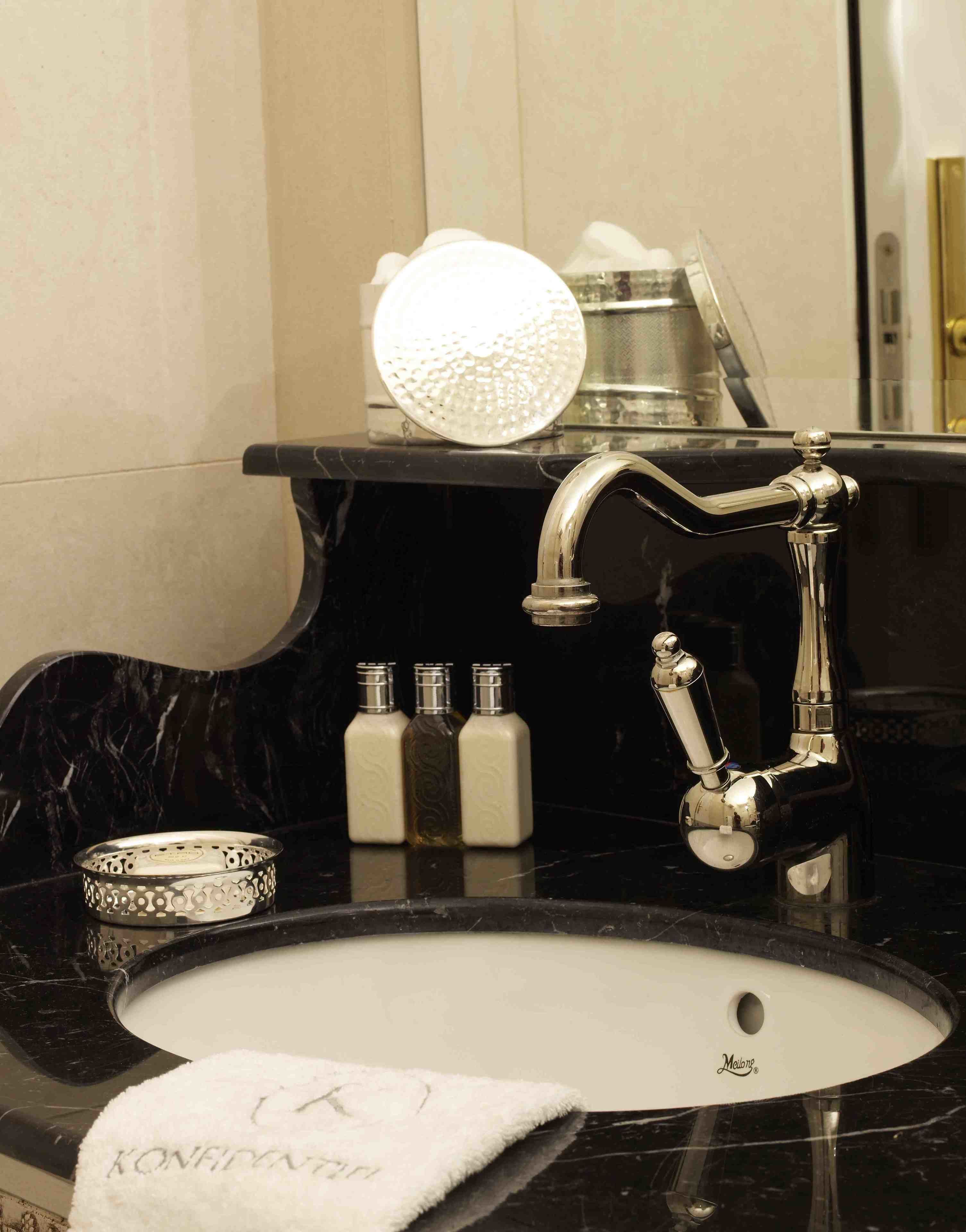 deluxe duplex | bathroom | shower, rainfall showerhead, free toiletries, hair dryer
