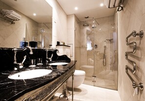 Deluxe Double Room, 1 Bedroom, Non Smoking | Bathroom
