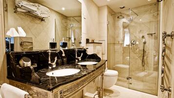 Douche, douche à « effet pluie », articles de toilette gratuits