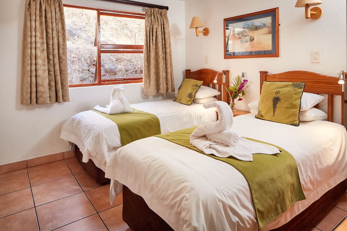 2 Bedroom Chalet | Een kluis op de kamer, een bureau, gratis babybedden, beddengoed