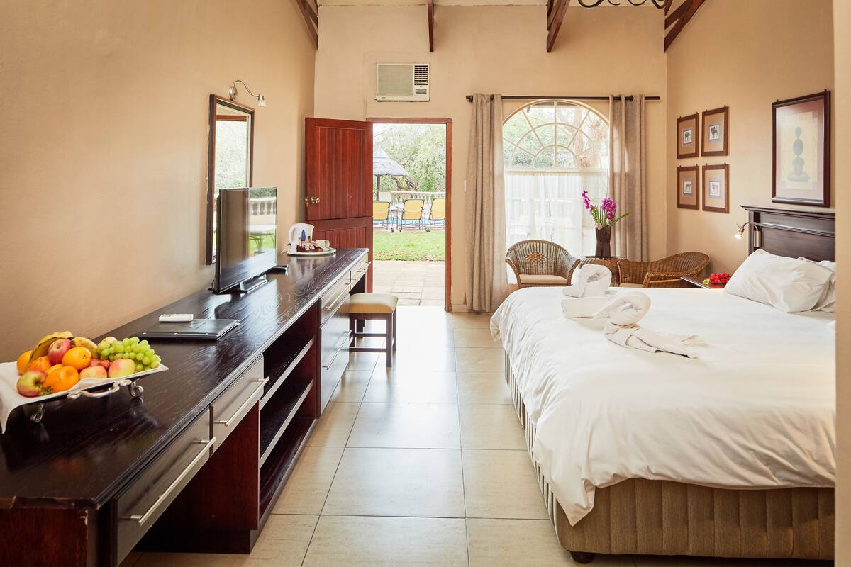 Hotel Room | In-room safe, desk, cribs (free), bed sheets