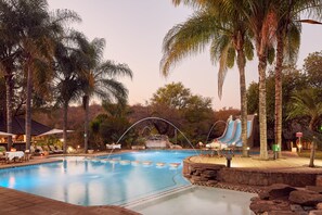 5 outdoor pools, pool umbrellas, pool loungers - First Group Gethlane Lodge (Greater Tubatse)