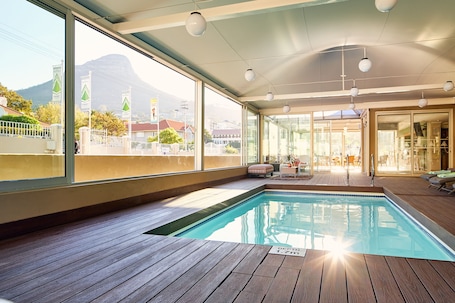 室内游泳池. 第一集团瑟拉山酒店