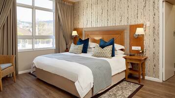 Apartment, 1 Bedroom | 1 bedroom, in-room safe, desk, iron/ironing board