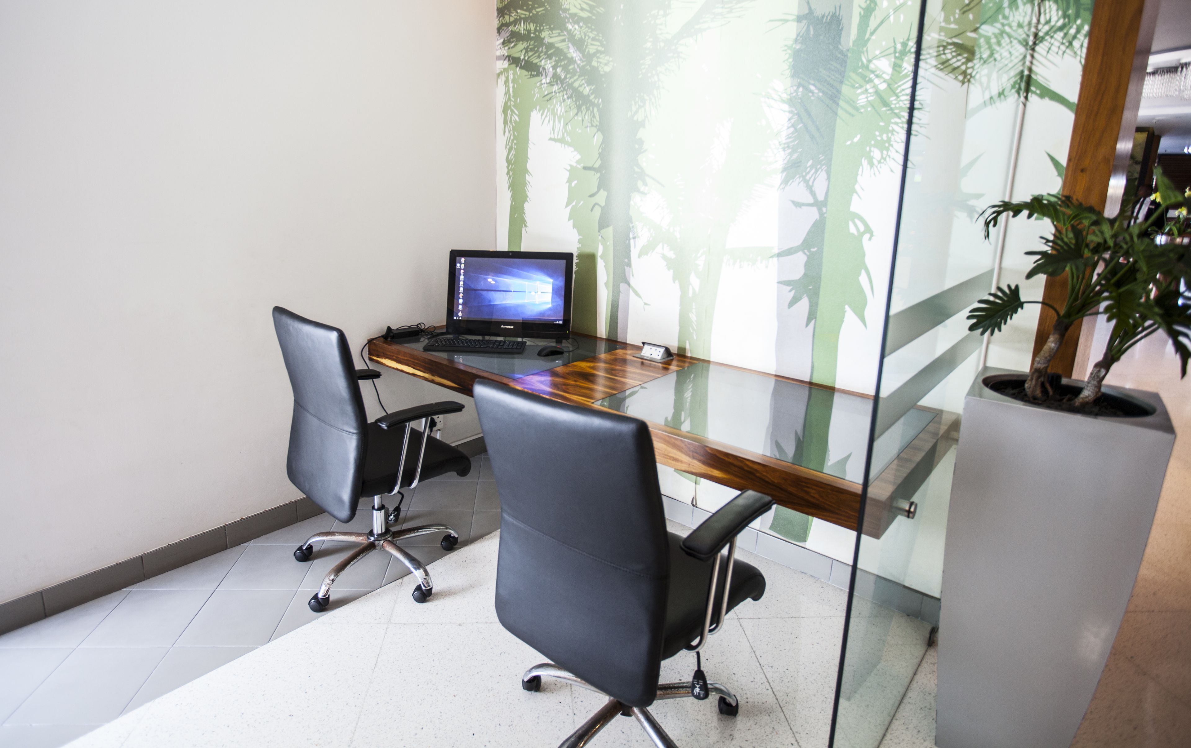 Foto - First Group The Palace All-Suite