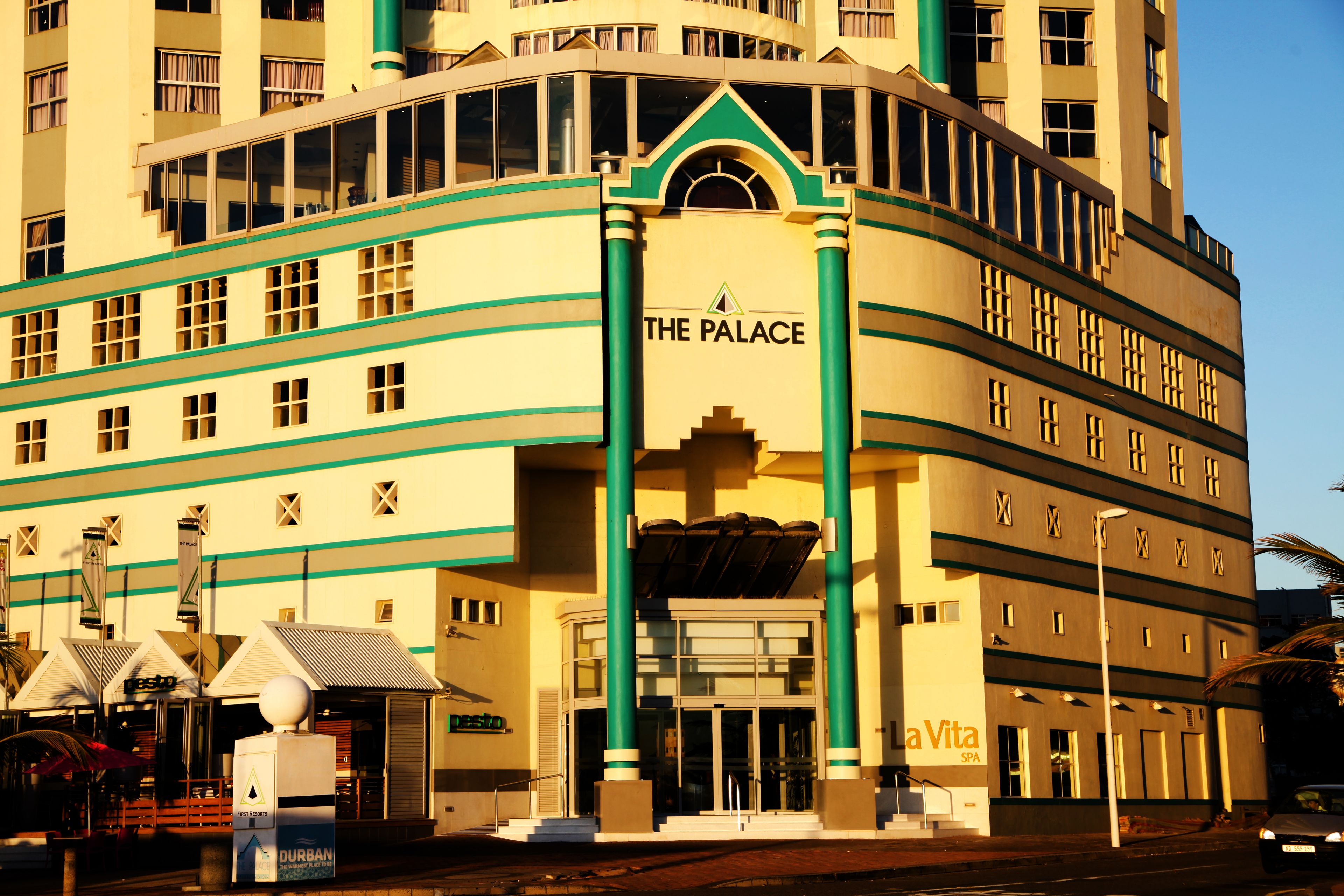 Foto - First Group The Palace All-Suite