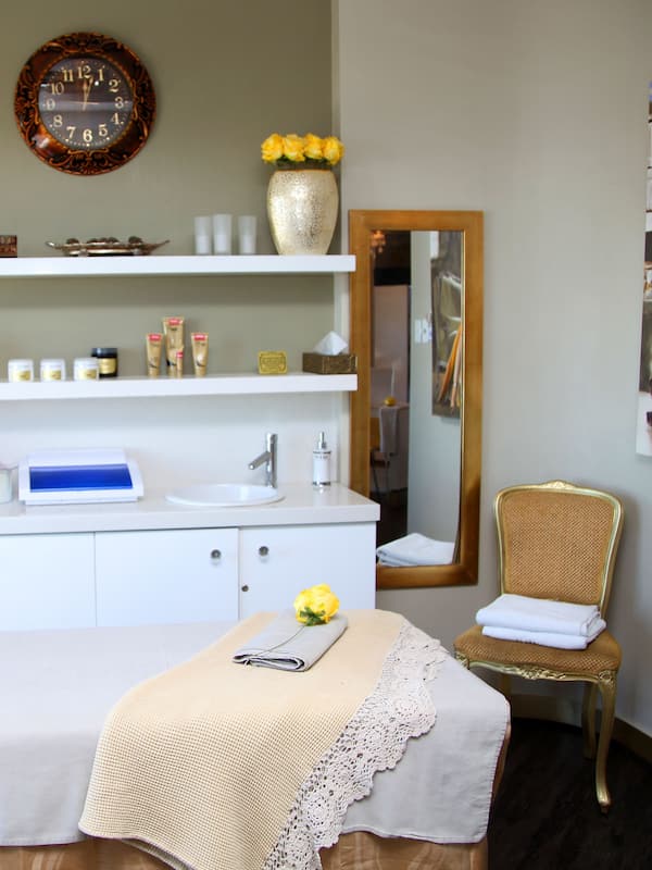 Couples treatment rooms, sauna, hot tub, body treatments, aromatherapy