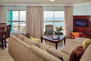 Leilighet – standard, 2 soverom, tilpasset bevegelseshemmede, sjøutsikt | Oppholdsområde | TV og DVD-spiller