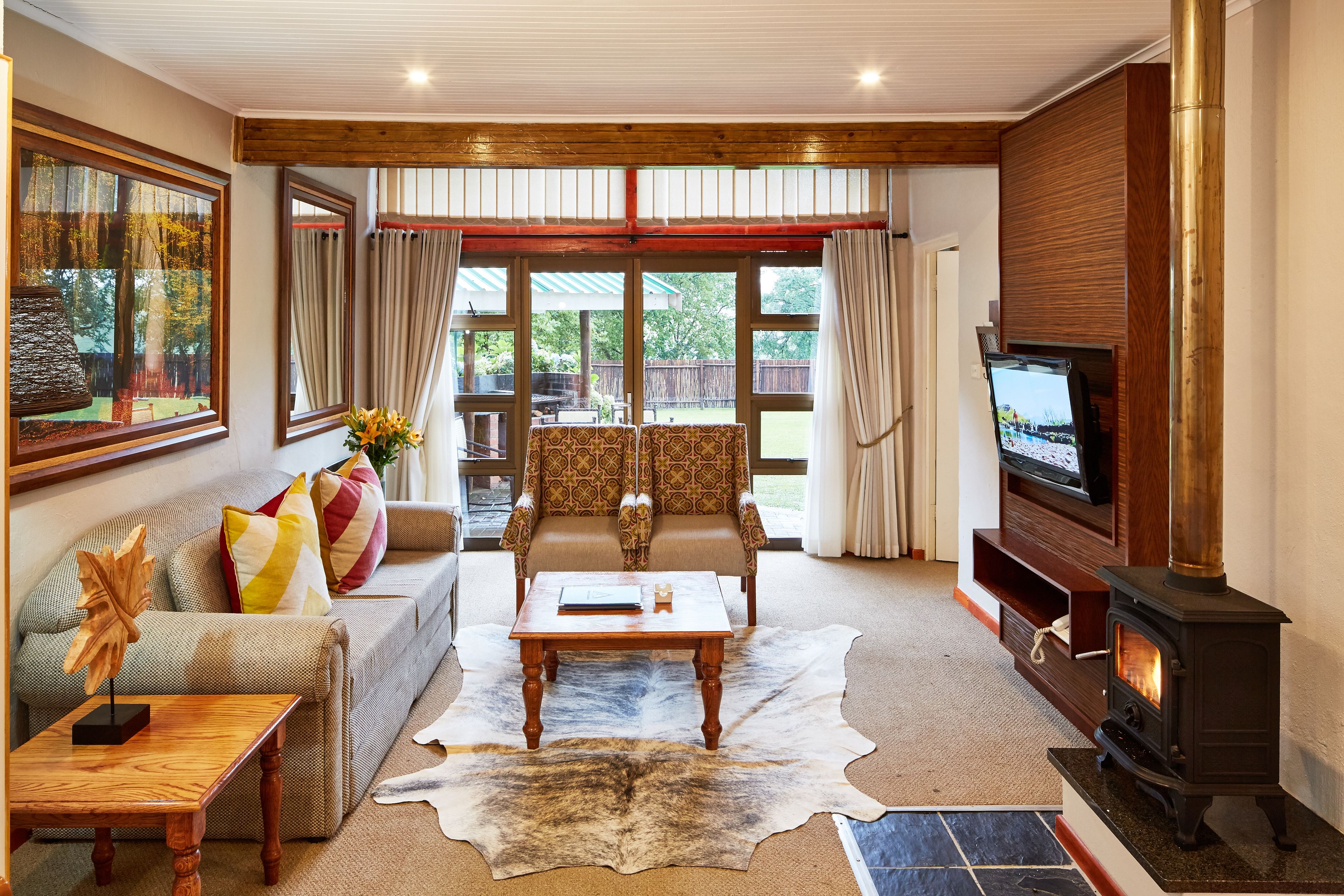 chalet, 2 bedrooms, non smoking | living room | tv