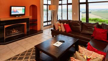 Chalet, 4 Bedrooms | Living room | Flat-screen TV, fireplace