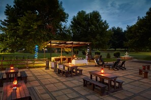 Outdoor dining - First Group Midlands Saddle and Trout (Mooirivier)